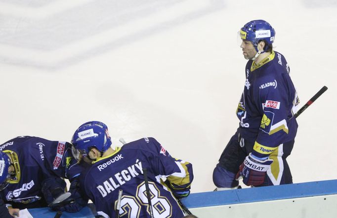 Jaromír Jágr (vpravo) míří na kladenskou střídačku.