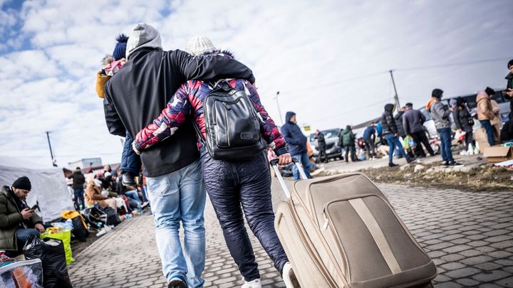 Foto: Stojí hodiny v mrazu a bez přístřeší. Z Ukrajiny už uteklo 368 tisíc lidí; Zdroj foto: ČTK
