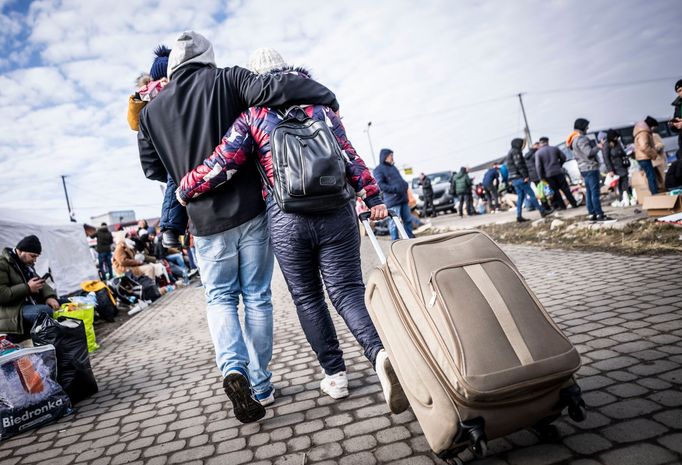 Uprchlíci z Ukrajiny na polské straně hranice v obci Medyka v podkarpatském vojvodství v Polsku. 27. 2. 2022