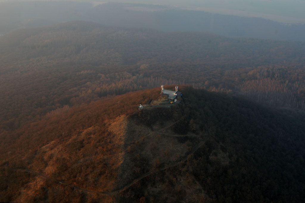 Letem nad Českým středohořím a dálnicí D8