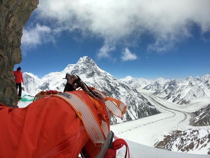 Tomáš Petreček leze na K2 (plošinka kempu 2)