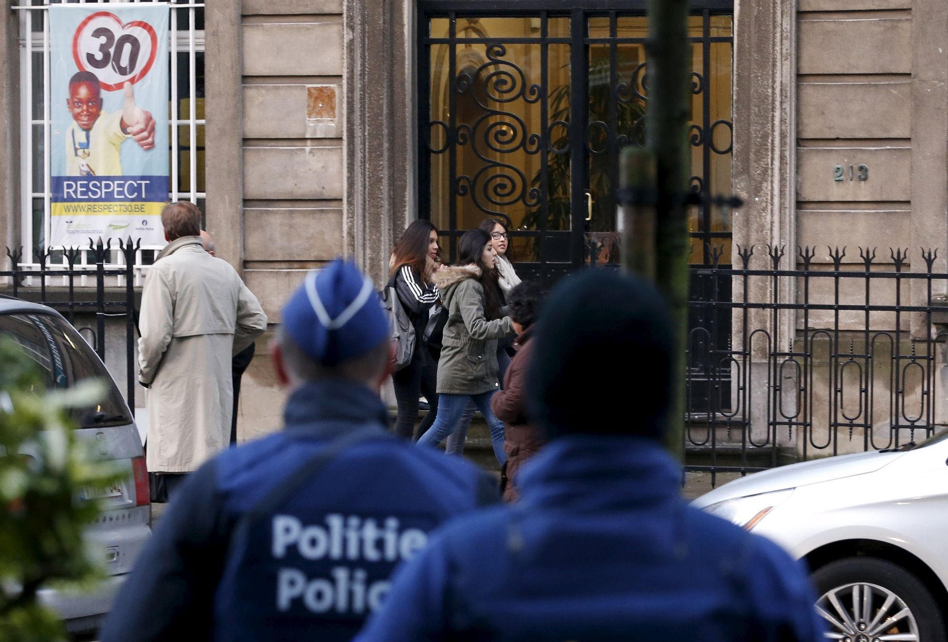 Brusel: u znovu otevřených škol hlídkují policisté.