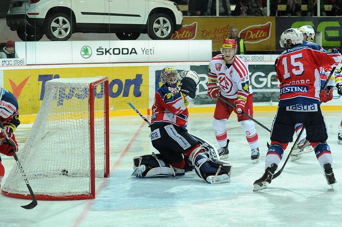 Třinec - Pardubice: Július Hudáček inkasuje