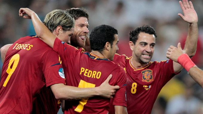 Španělé slaví čtvrtfinálový úspěch nad Francií, zleva Torres, Xabi Alonso, Pedro a Xavi