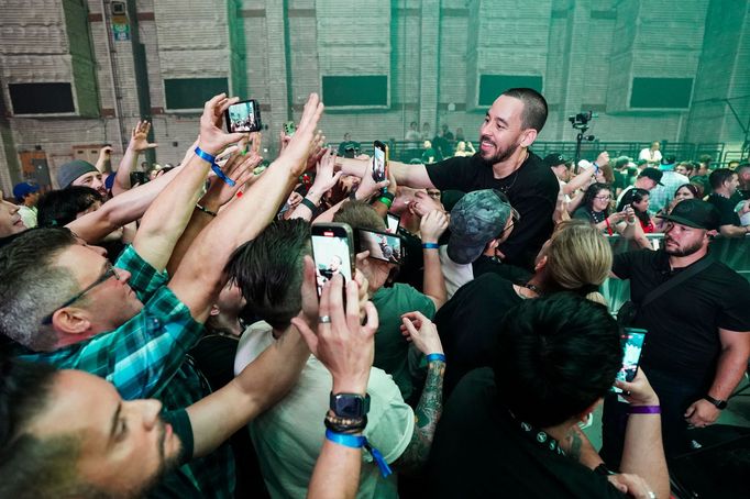 Mike Shinoda při čtvrtečním streamovaném koncertu Linkin Park.