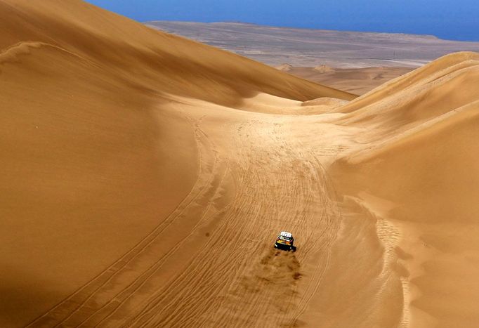 Španěl Nani Roma a kopilot Michel Perin z Francie řídí jejich Mini Monster během desáté etapy závodu Rally Dakar, který se jede již počtvrté v Jižní Americe, 11. ledna 2012. Desátá etapa vedla z Iquique do Arica. REUTERS/Jerome Prevot