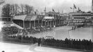 Zahájení mistrovství světa v ledním hokeji v Praze na Štvanici v roce 1938 - nástup vlajkonošů zúčastněných mužstev na stadionu.