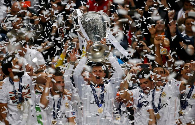 Real Madrid's Cristiano Ronaldo (C) and team mates celebrate with the trophy after defeating Atletico Madrid in the their Champions League final soccer match at the Luz S