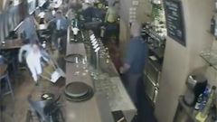 Majitel restaurace na Staroměstském náměstí zveřejnil kamerový záznam paniky po "invazi Islámského státu", kterou zorganizoval politik Martin Konvička