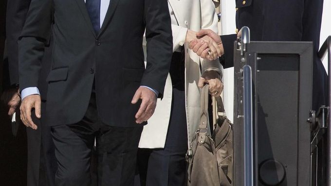 Francouzský prezident Francois Hollande s partnerkou Valerií Trierweilerovou přicestovali na summit G8.