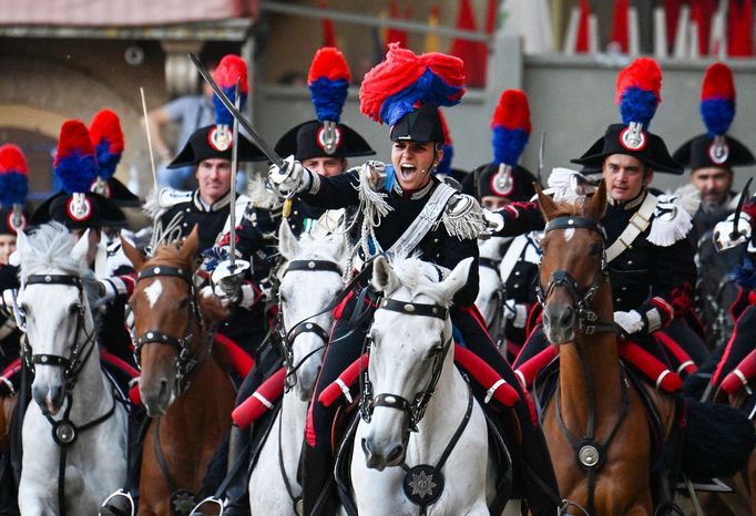 Samotnému závodu předchází historická přehlídka, které se účastní i karabiniéři