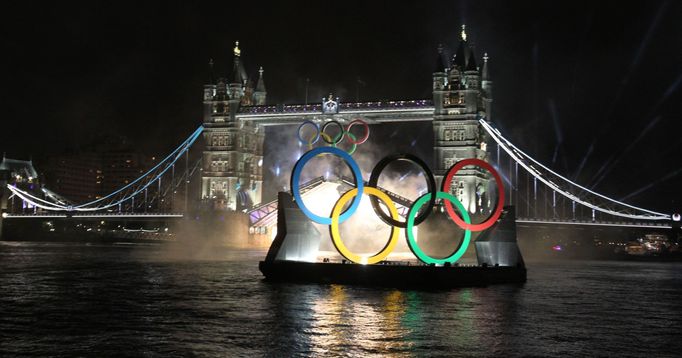 Proměna Tower Bridge pro zahajovací ceremoniál OH 2012 v Londýně.