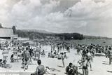 Pláž ve městě Varna v Bulharsku. Jedno z mála míst, kam se Češi mohli za socialismu poměrně snadno podívat k moři. Rok 1957.