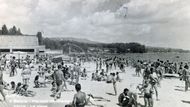 Pláž ve městě Varna v Bulharsku. Jedno z mála míst, kam se Češi mohli za socialismu poměrně snadno podívat k moři. Rok 1957.