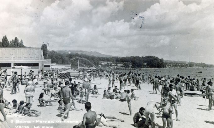 Lidé na pláži. Varna, Bulharsko. Rok 1957