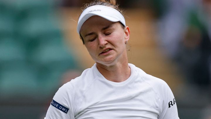 Hořký konec Krejčíkové na Wimbledonu. Vyčerpaná a uplakaná ztratila třísetovou bitvu; Zdroj foto: Reuters