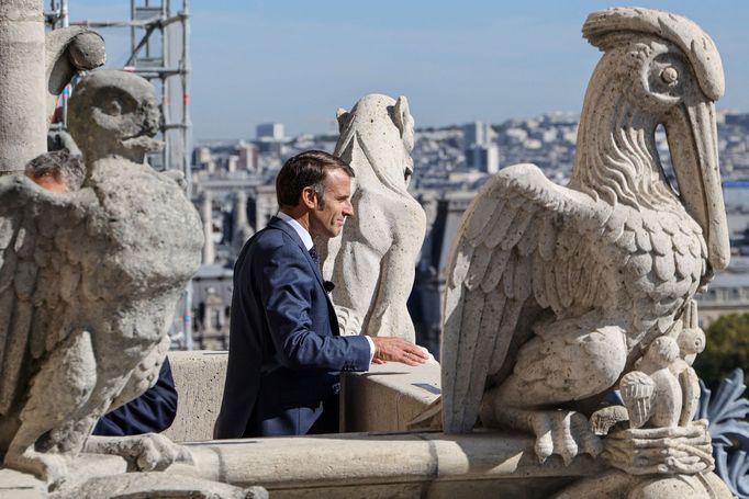 Francouzský prezident Emmanuel Macron shlíží na město během návštěvy katedrály Notre-Dame v Paříži při inaugurační ceremonii nové prohlídkové trasy věží.