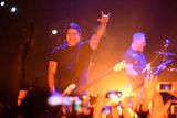Baskytarista Robert Trujillo a zpěvák a kytarista James Hetfield.