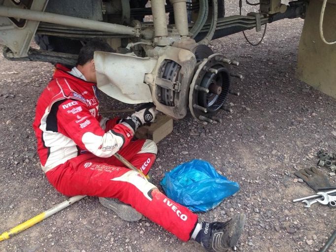 Rallye Dakar 2016: neúspěšná oprava kamionu Aleše Lopraise