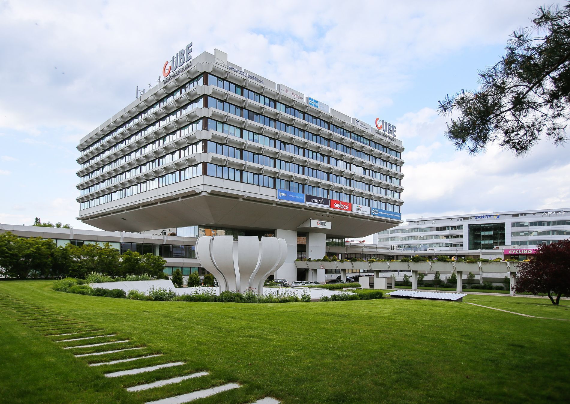 Cube - budova v Dejvicích, prohlídka Nejošklivější architektura Prahy, brutalismus