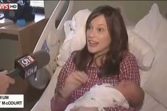 VIDEO Žena porodila na ulici v New Yorku. Asistovalo 40 lidí