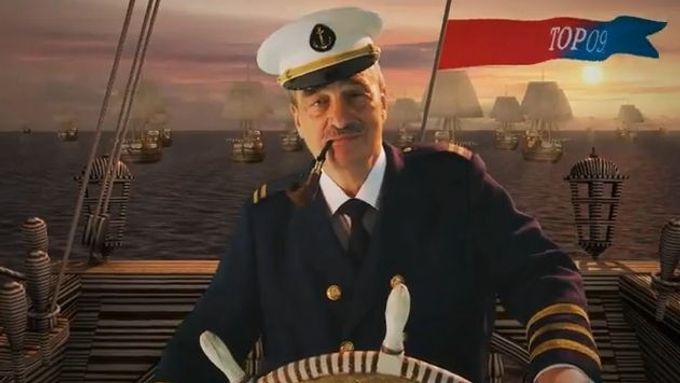 Kapitán Karel Schwarzenberg kormidluje TOP 09 do sněmovny v předvolebním spotu.