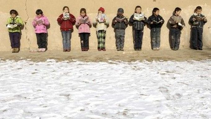 Studentíci z města Si-ning v čínské provincii Čching-chaj se učí venku poté, co v jejich škole nefunguje topení. Čína v roce 2007 odpustí 150 milionům chudých vesnických dětí školné.