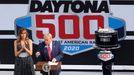 Donald Trump a jeho manželka Melania při slavnostním zahájení závodu NASCAR Daytona 500