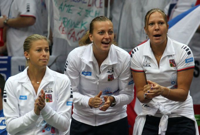 Fed Cup, Česko - Itálie (Českou hráčku povzbuzovaly i její kamarádky na střídačce). Zleva Andrea Hlaváčková, Petra Kvitová a Lucie Hradecká.