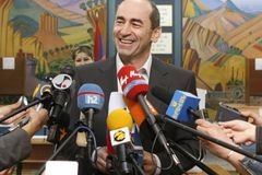 V Arménii obvinili exprezidenta Kočarjana z pokusu o puč