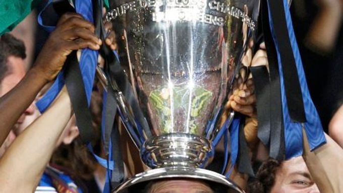 Po vítězství ve finále nad Bayernem zvedl loni jako první pohár nad hlavu kapitán Interu Javier Zanetti