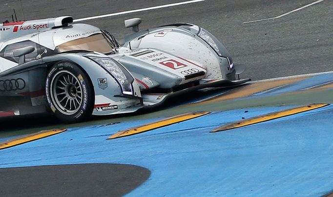 Britain's Allan McNish drives his Audi R18 E-Tron Quattro Number 2 during the Le Mans 24-hour sportscar race in Le Mans, central France June 23, 2013. REUTERS/Regis Duvig