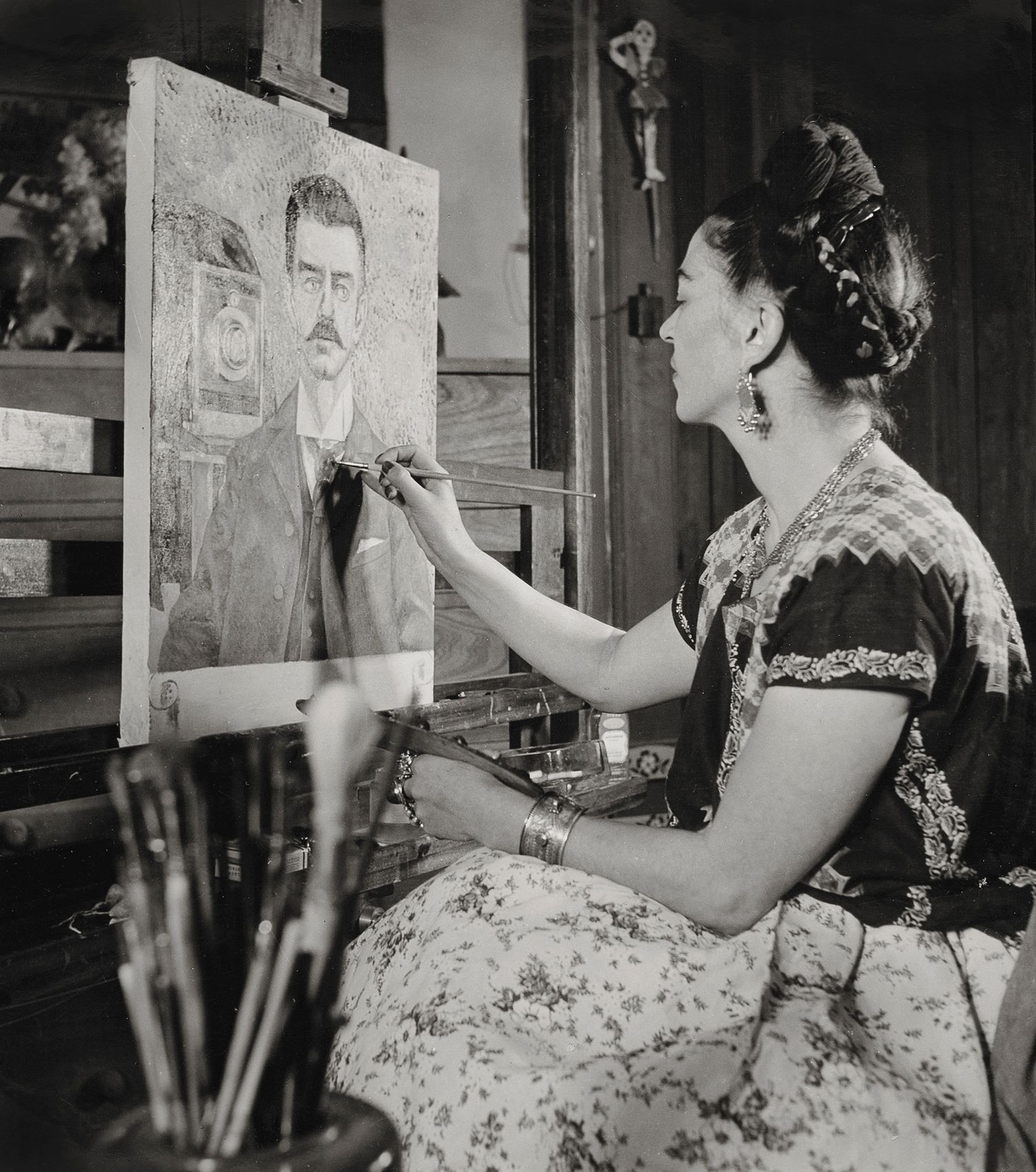 Gisèle Freund: Frida Kahlo maluje portrét svého otce