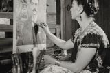 Gisèle Freund: Frida Kahlo maluje portrét svého otce, 1951.