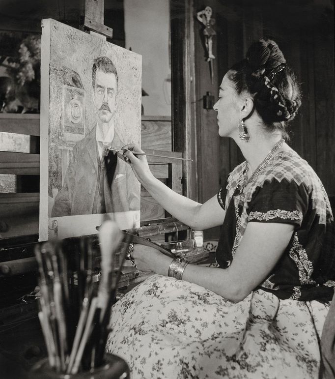 Frida maluje portrét svého otce, Gisèle Freund, 1951.