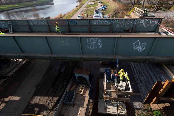 Železniční most přes Labe v Pardubicích stavební firma posunula o 18 metrů.