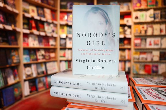 Výtisk knihy "Nobody's Girl: A Memoir of Surviving Abuse and Fighting for Justice", která vyšla v úterý v Británii.