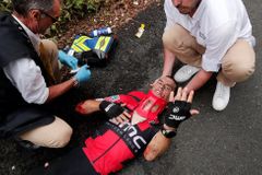 Drsné následky děsivého pádu na Tour. Porte má zlomenou klíční kost a dokonce i pánev