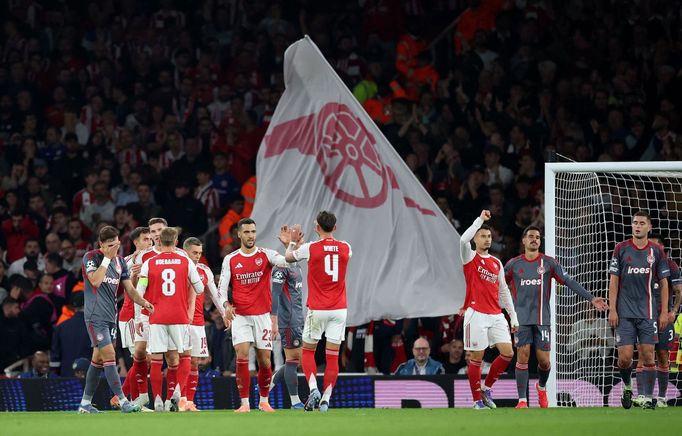 Fotbalisté Arsenalu slaví gól v duelu LM s Olympiacosem