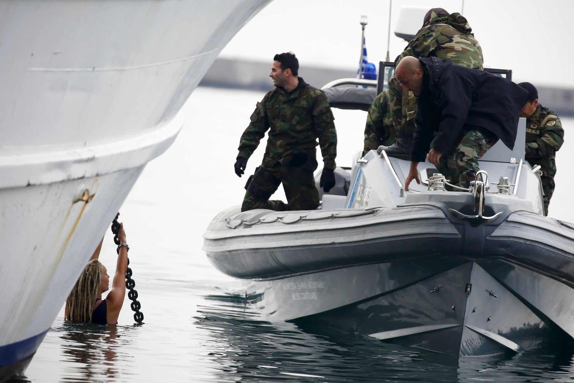 Řecká pobřežní stráž v Egejském moři.