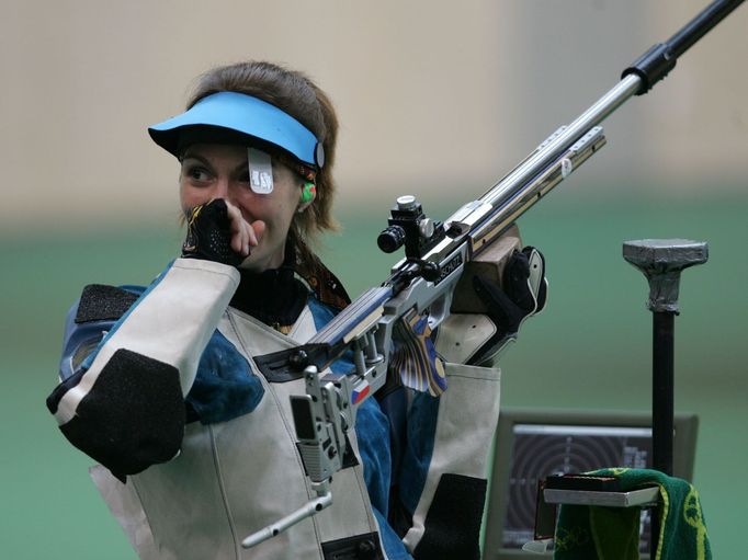 Česká střelkyně Kateřina Emmons ve stříbrném zápolení se vzduchovou puškou LOH 2008 v Pekingu.