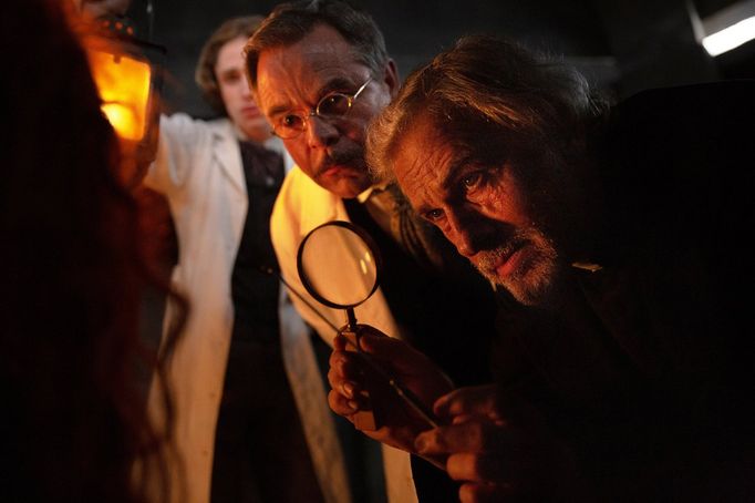 Guillaume de Tonquédec a Christoph Waltz ve filmu Dracula: Příběh lásky.