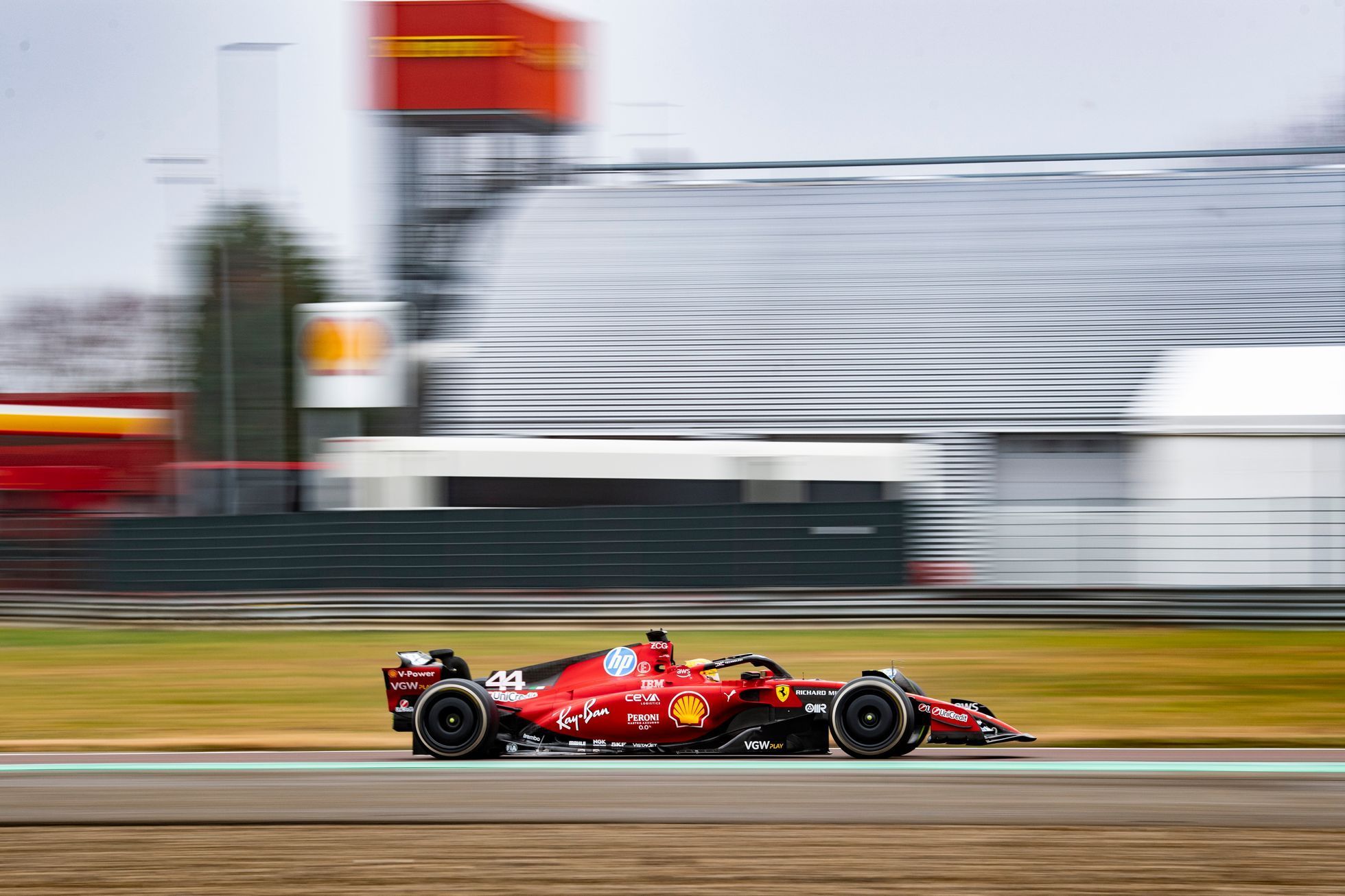 První jízda Lewise Hamiltona v monopostu Ferrari F-23