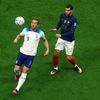 Theo Hernández a Harry Kane ve čtvrtfinále MS 2022 Anglie - Francie