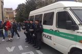 Policie ve spolupráci s polskými kolegy náhodně kontrolovala fanoušky v ulicích Prahy.
