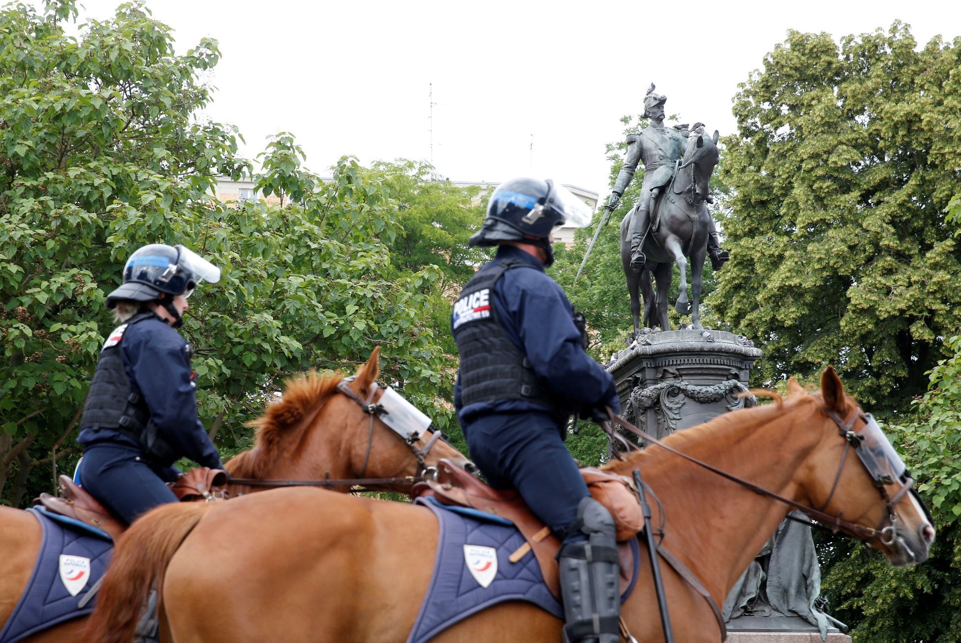 Francouzská policie na demonstraci v Lille, konané po smrti George Floyda.