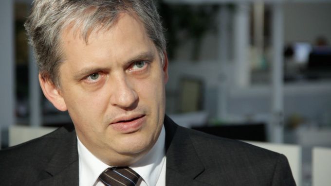 Ministr pro lidská práva Jiří Dienstbier.