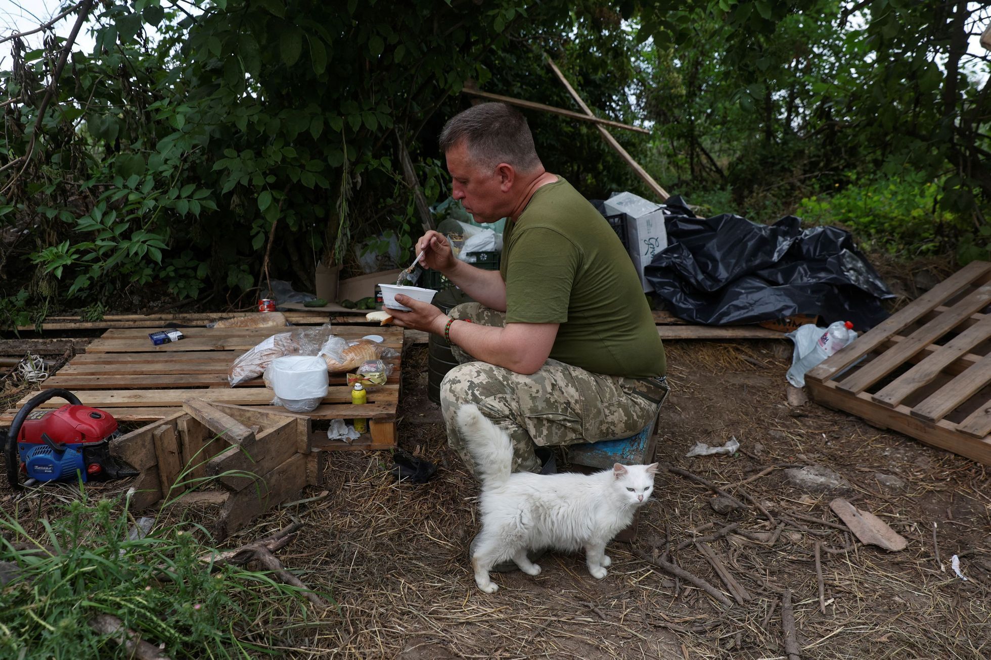 Oběd v polní kuchyni blízko frontové linie u vesnice Novodarivka v Záporožské oblasti.