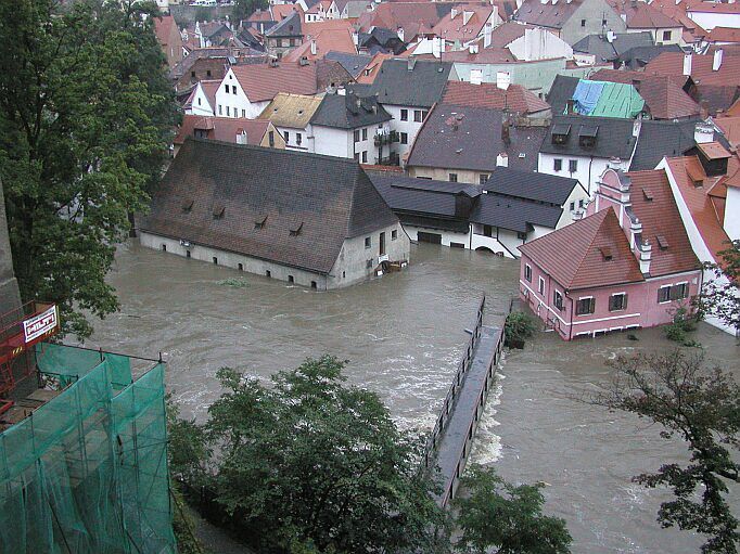 Pohled na rozvodněnou Vltava u Lazebnické mostu