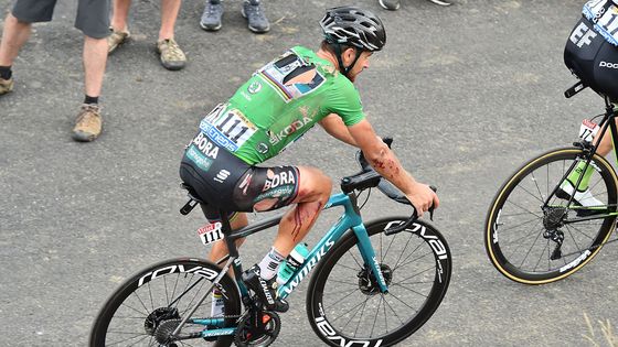 Peter Sagan a jeho potrhaný dres. Do cíle ale nakonec dojel.